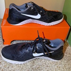 Black and White Women’s Nike Metcon 3 Cross Training Shoes Size 9